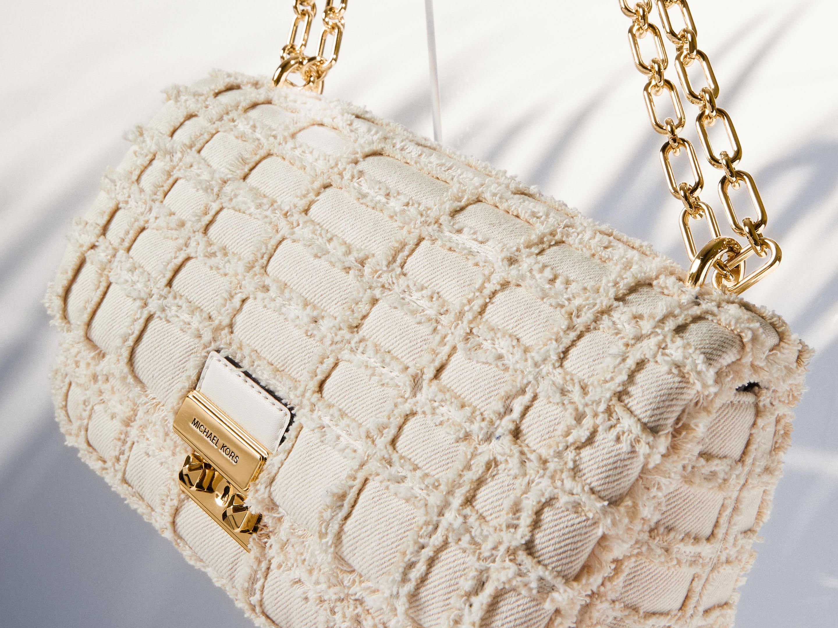 マイケル・コースから春らしいホワイトデニムのバッグが登場、日本では