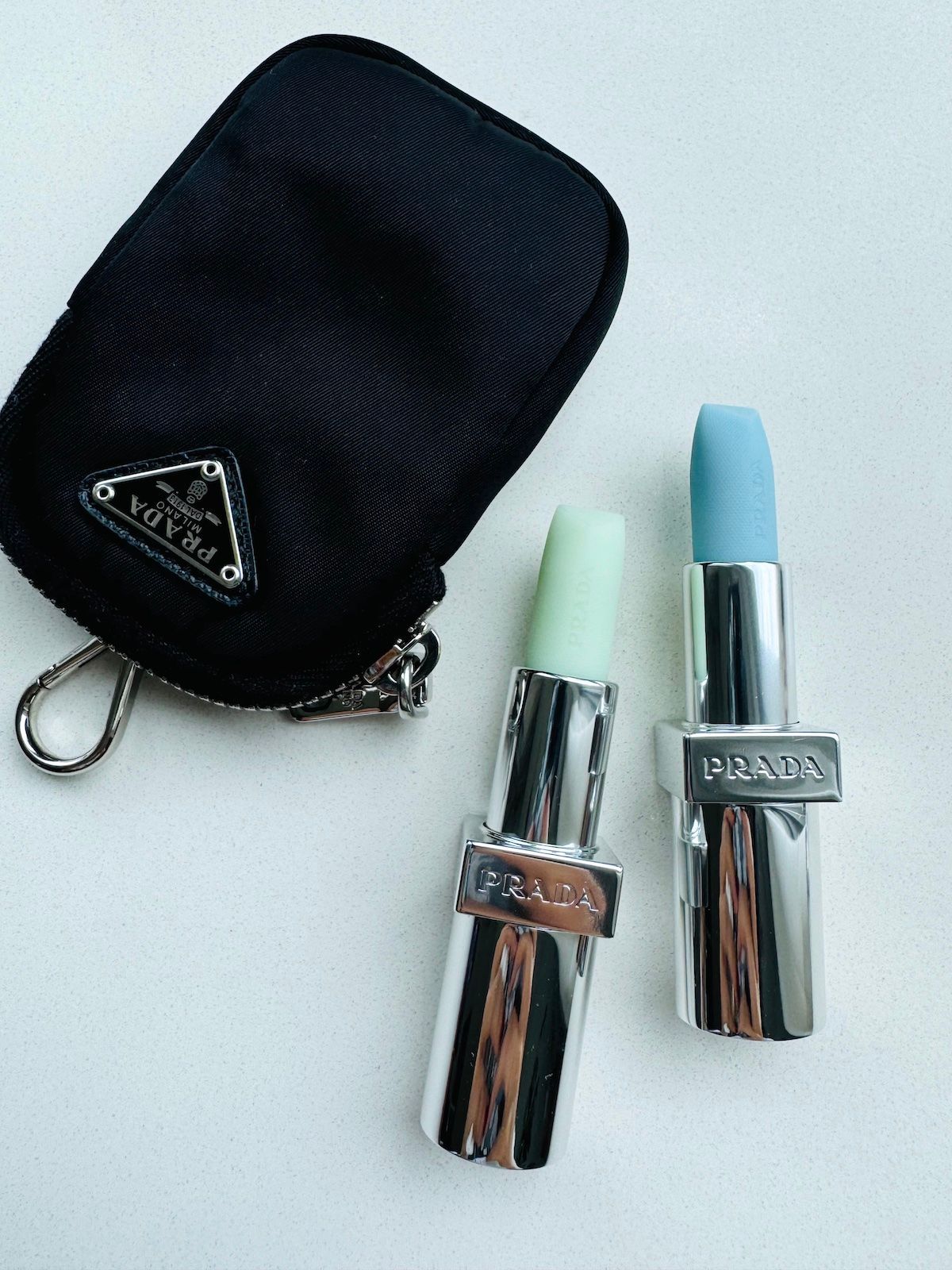 超メガヒット「プラダ ビューティ」のリップ バームに新作ブルーが