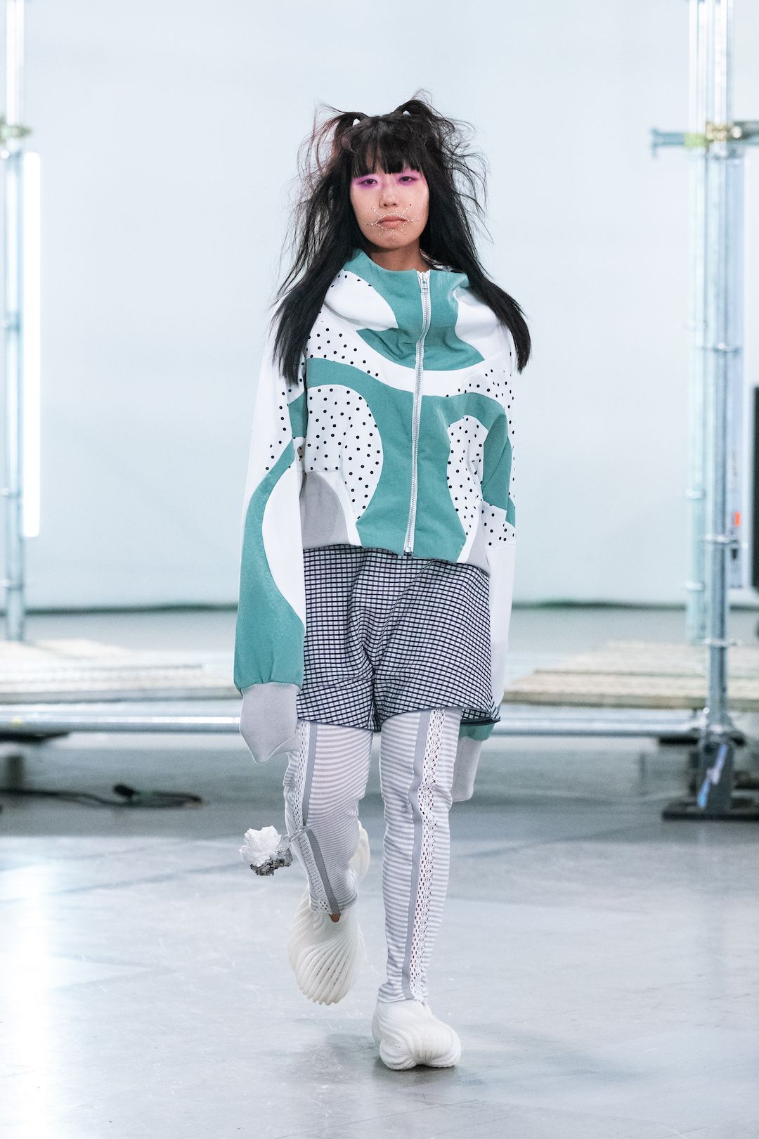 バルムング、“東京らしさ”を一手に引き受けた初ランウェイ。モデルの