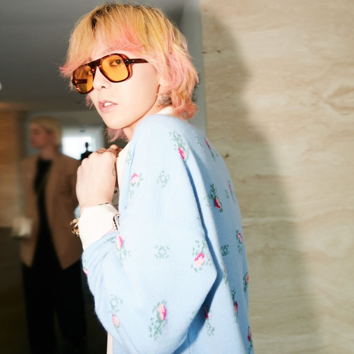 BIGBANGのG-DRAGONがシャネルのクルーズショーに来場。ドレスアップの