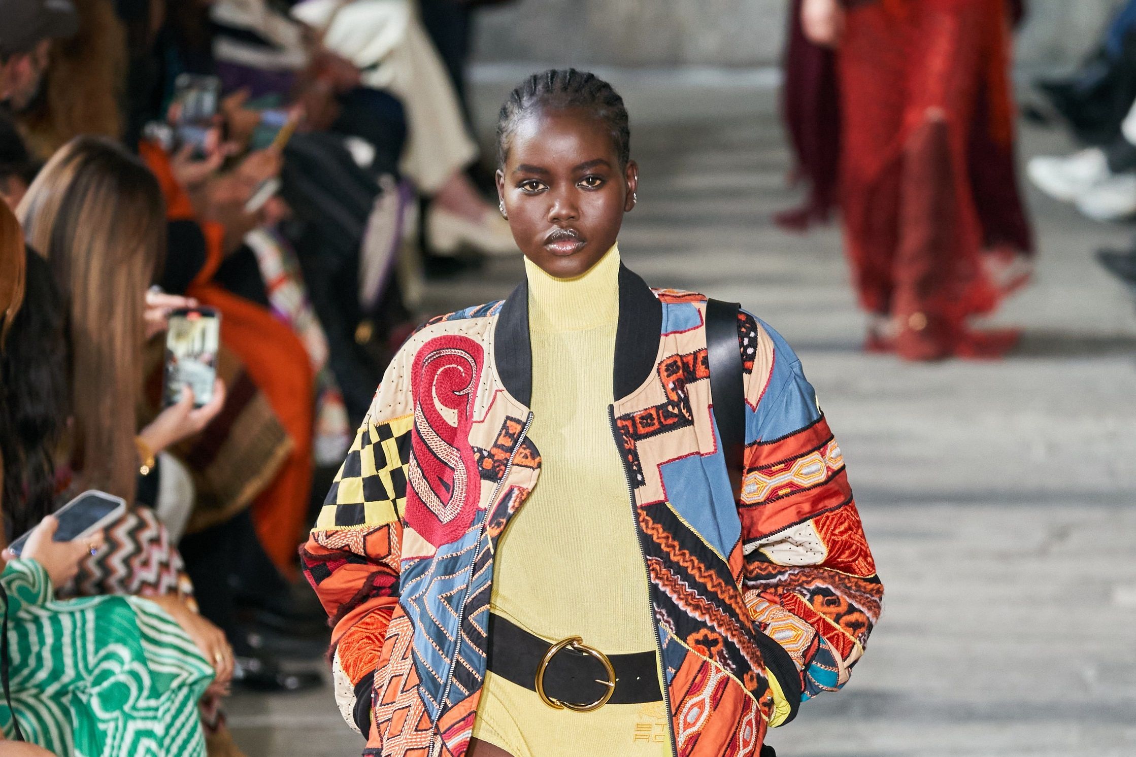 アイコニックなペイズリー柄をリミックス。進化するエトロの宇宙。【22