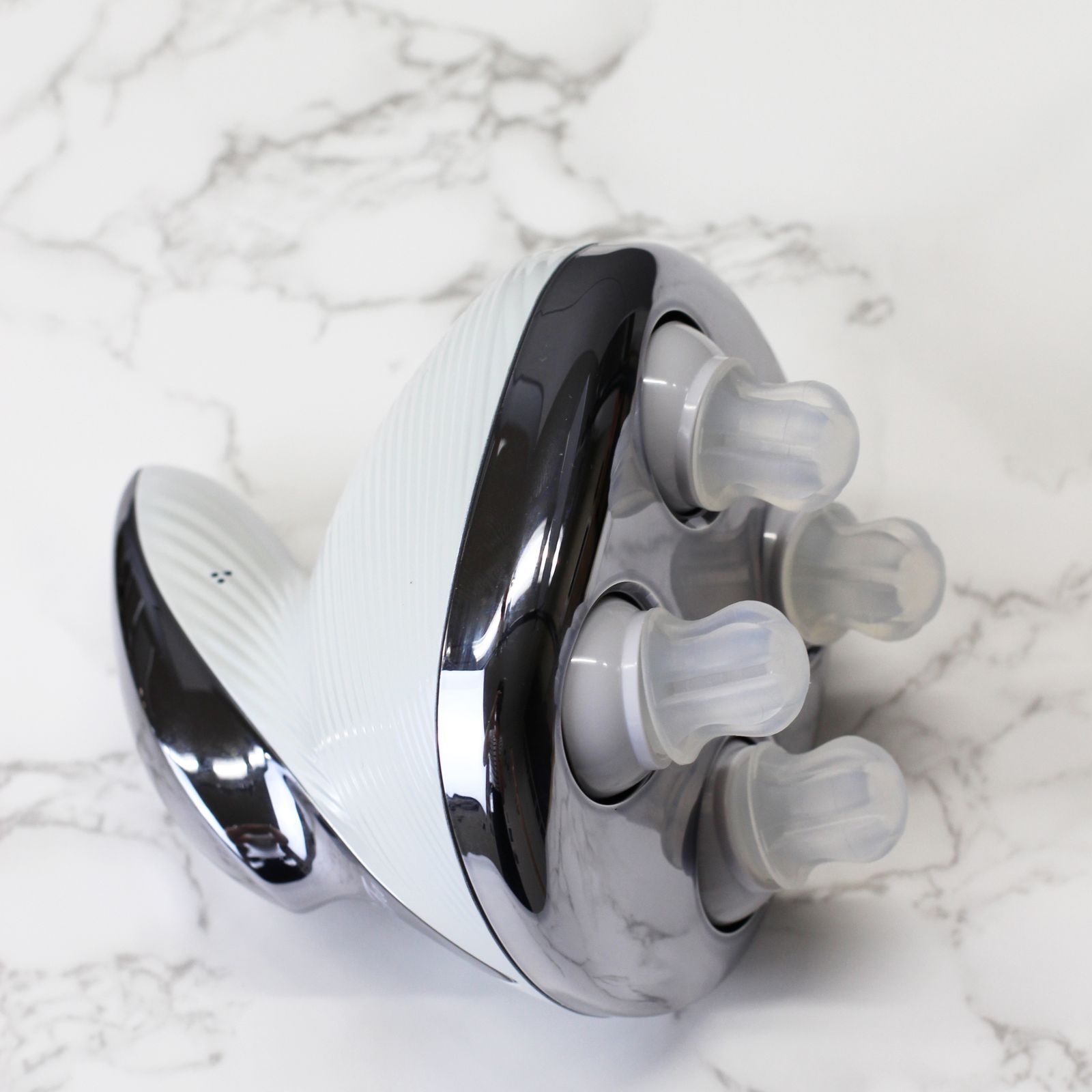 もみほぐし感、より深く。リファの進化版ヘッドマッサージャーで本格