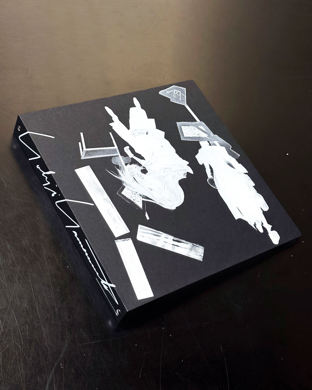 ヨウジヤマモトとM/M（Paris）の限定フォトブックが発売 | Vogue Japan