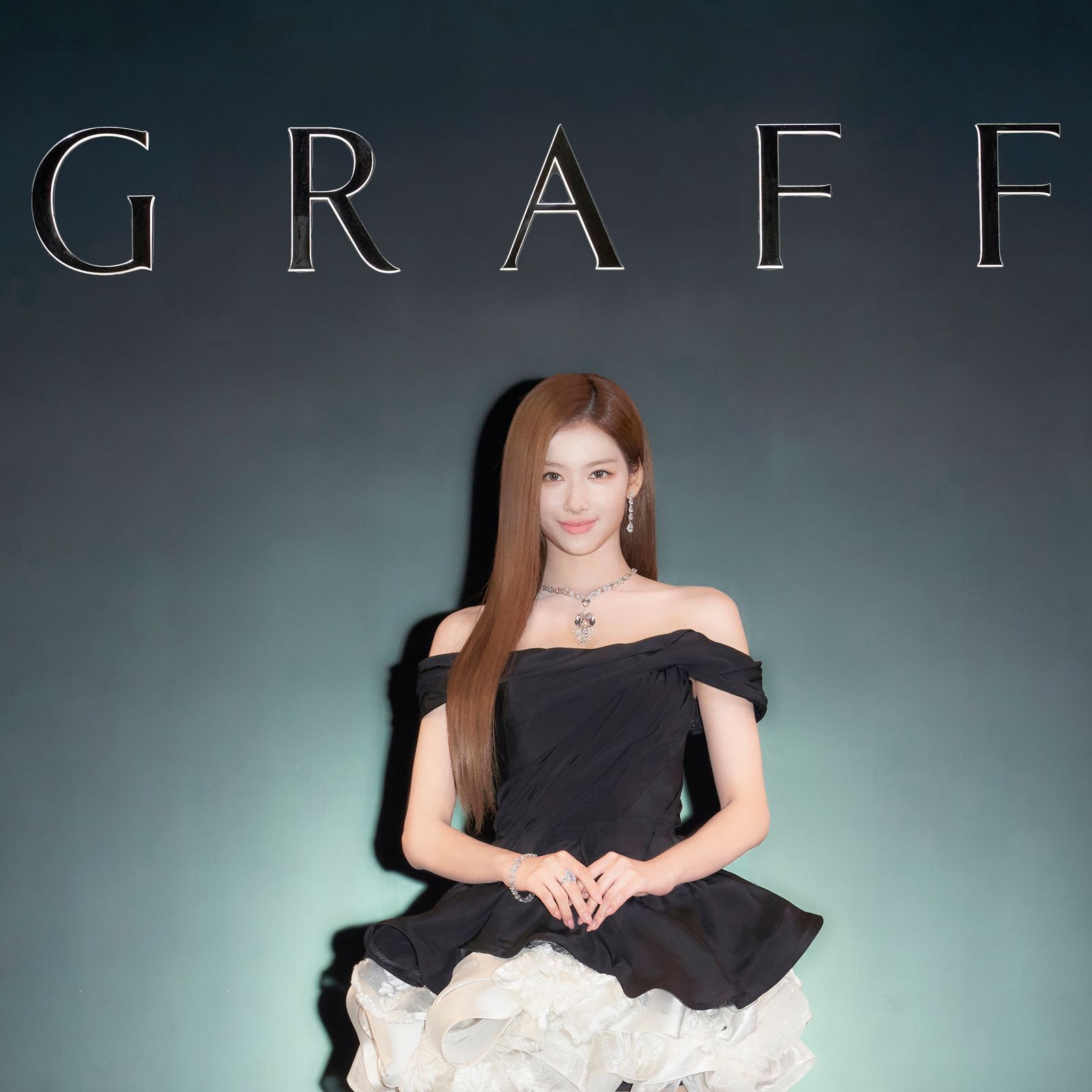 TWICEのSANAがグラフ銀座本店の3周年記念イベントに登場。世界初公開