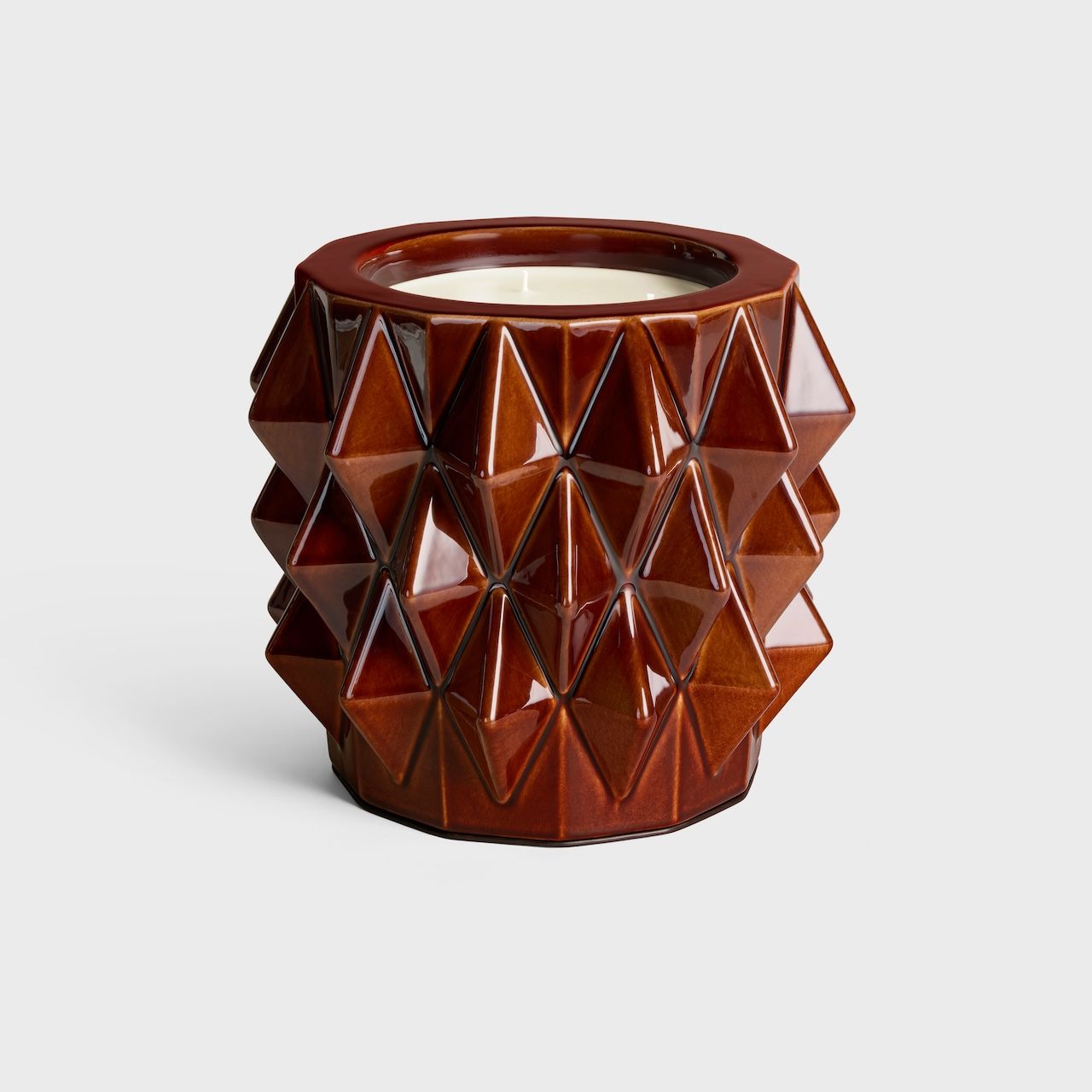 セリーヌから新作キャンドル「シランス・ブラン」が登場 | Vogue Japan