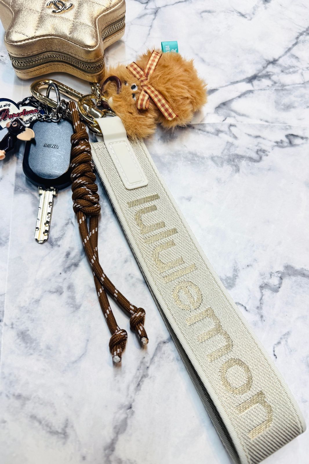 絶対に失くさない！ ルルレモンの大人気「ネバーロスト キーチェーン