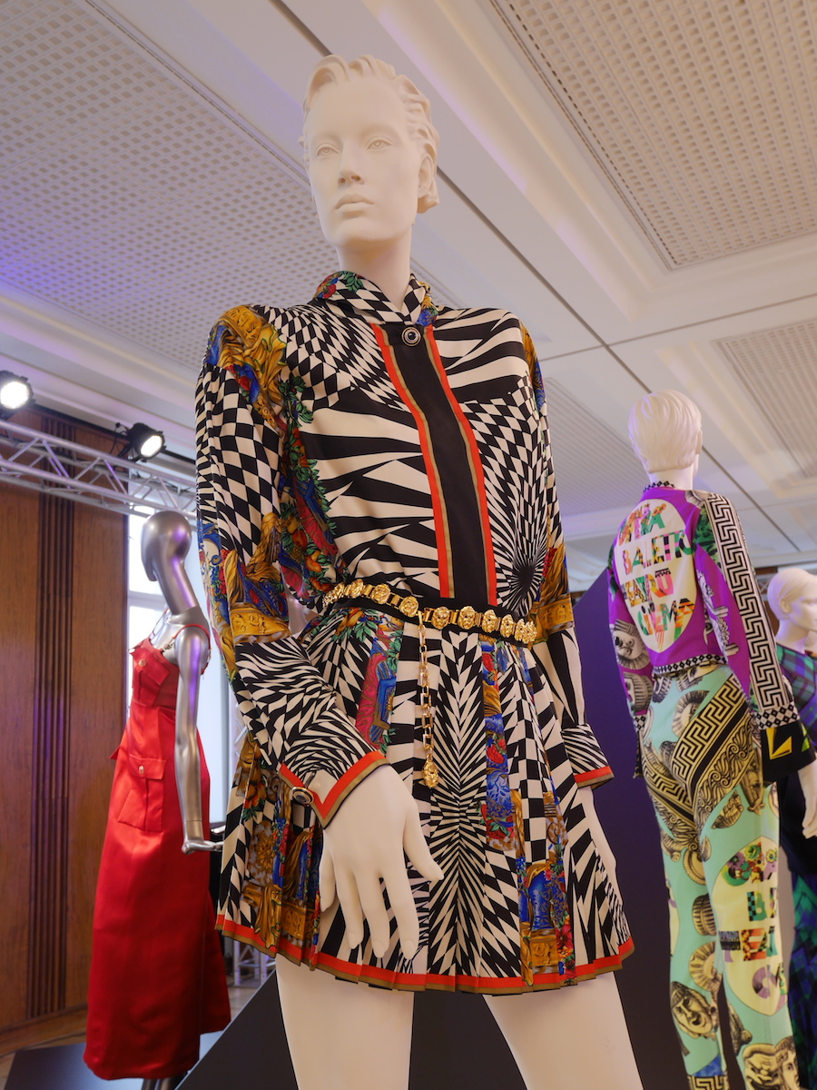 往年の貴重なアイテムが目白押し ジャンニ・ヴェルサーチのグラマラス