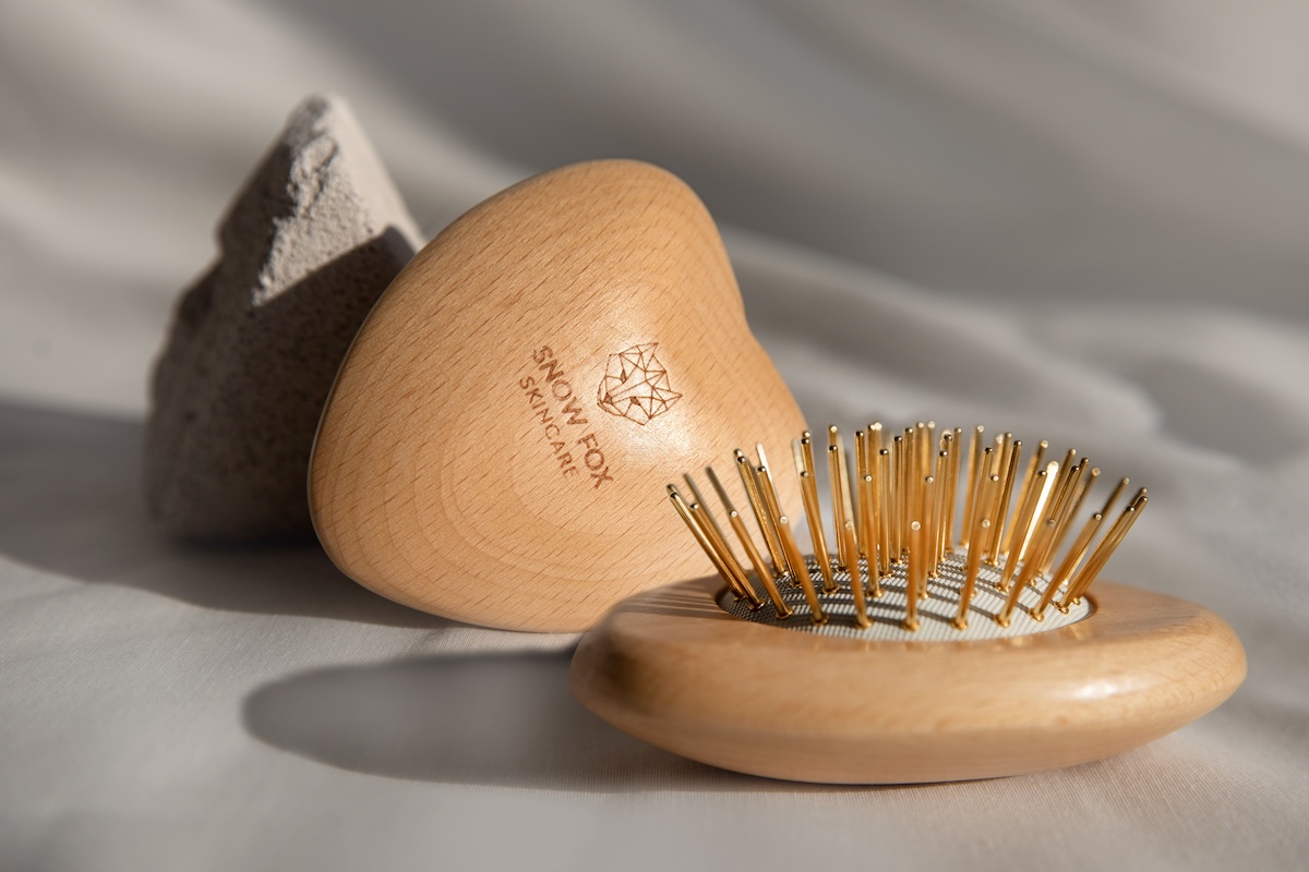 スノー フォックス スキンケア」が世界的ヒット“カッサ ブラシ”のミニ
