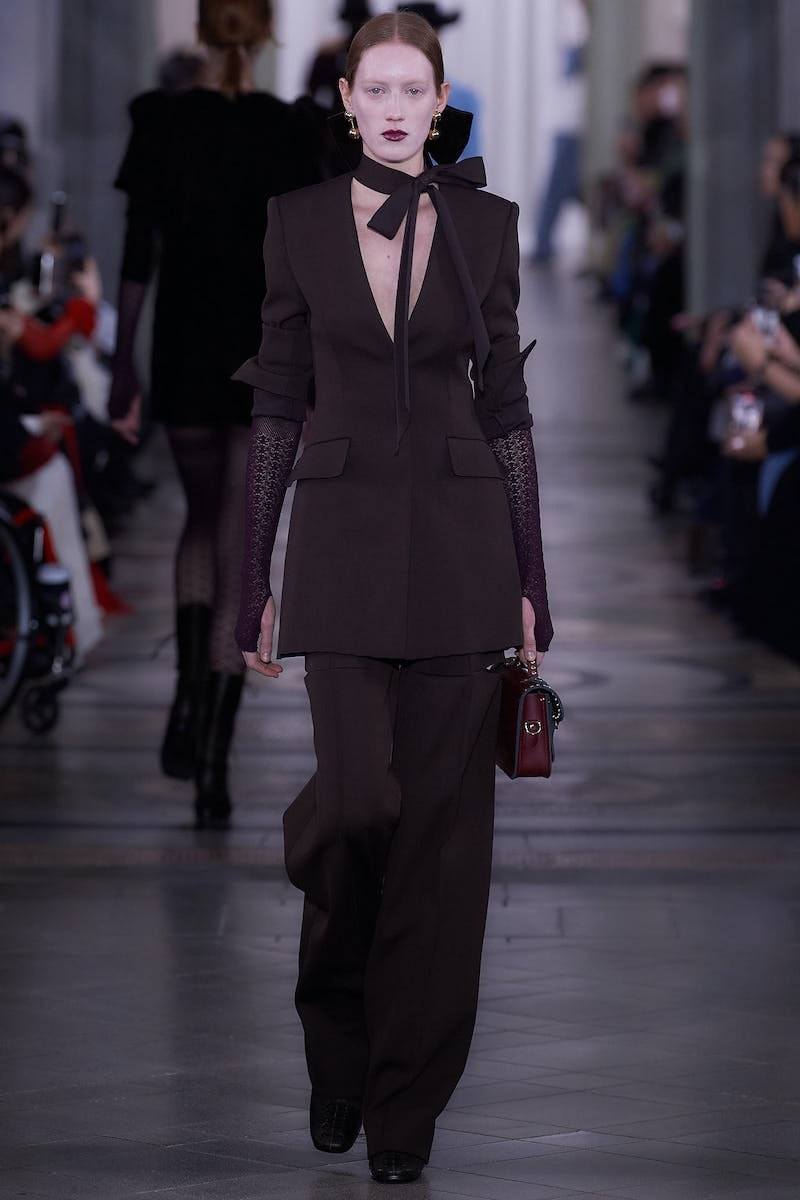 リボン旋風到来 甘すぎない大人スタイルの作り方【2024-25年秋冬