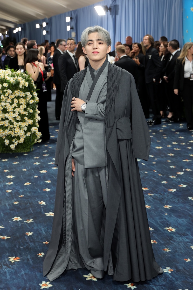 SEVENTEENエクスプスのデビューに密着 「ボス」の韓服ルックで登場