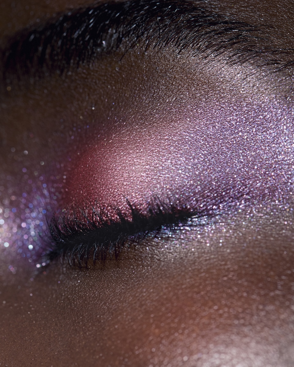 シャネル」の新作アイシャドウパレットは、メゾンを象徴するボタンが