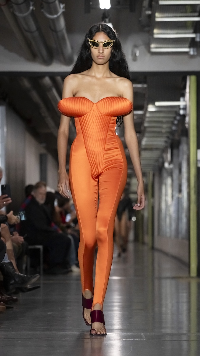 新進デザイナーによる「ジャンポール・ゴルチエ」は、クラシックな衣装