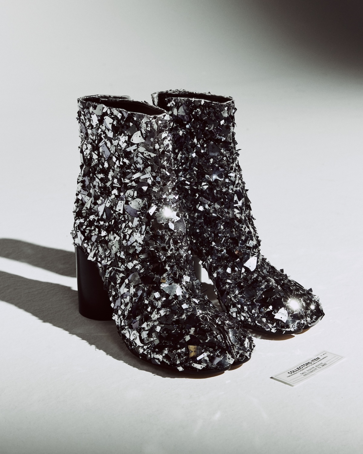 メゾン マルジェラ」立体的なメタリックの”タビ”を発売 8000以上の