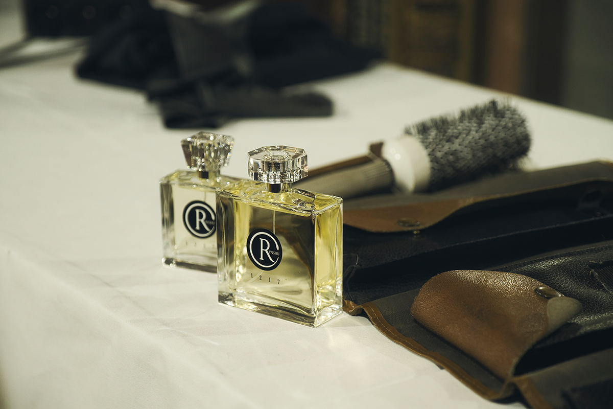 パリメンズ10周年記念の「リンシュウ」が“透明なウエア”という新香水