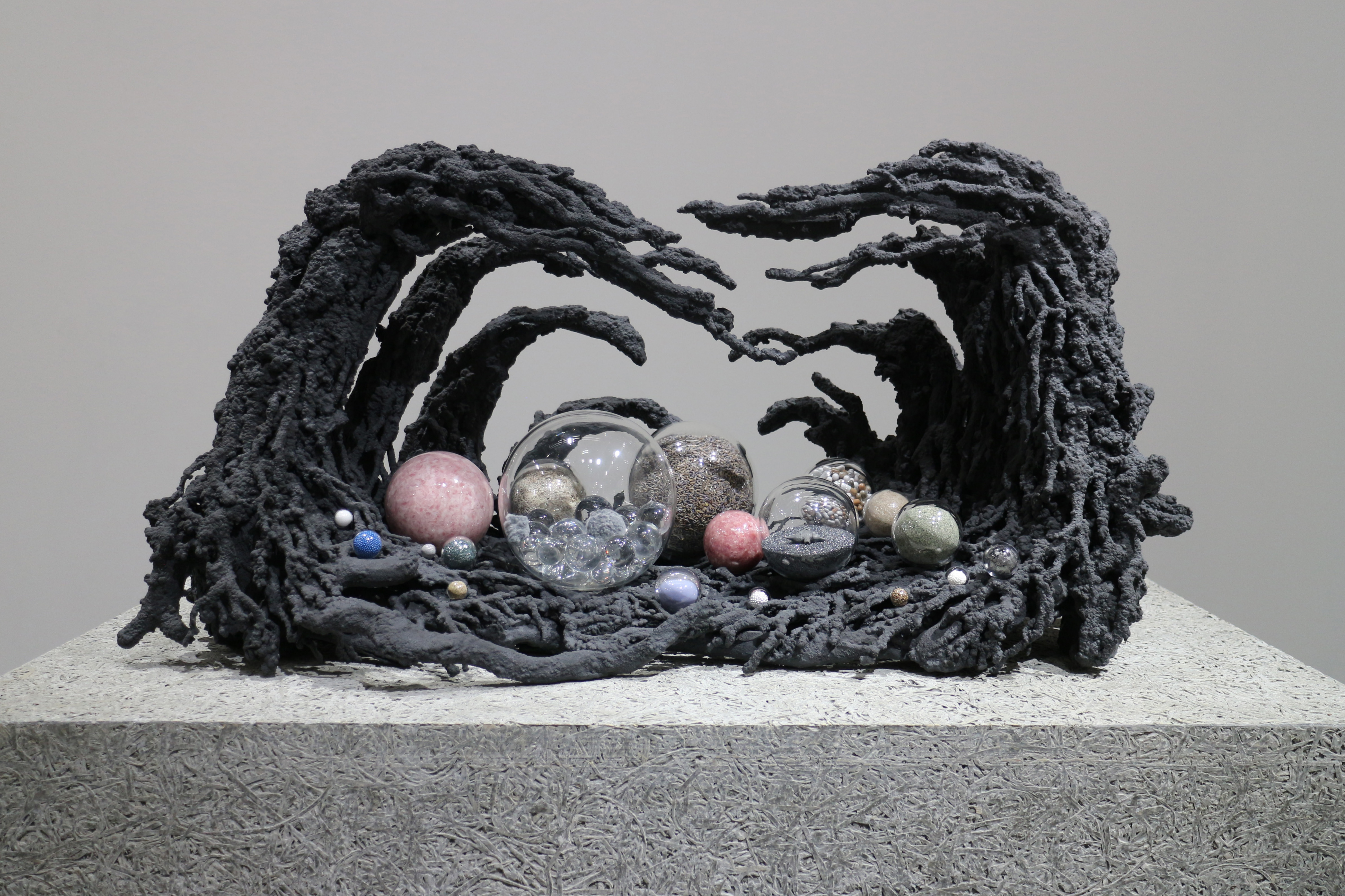 テクノロジーからフィジカルへの回帰。名和晃平 個展「Sentient