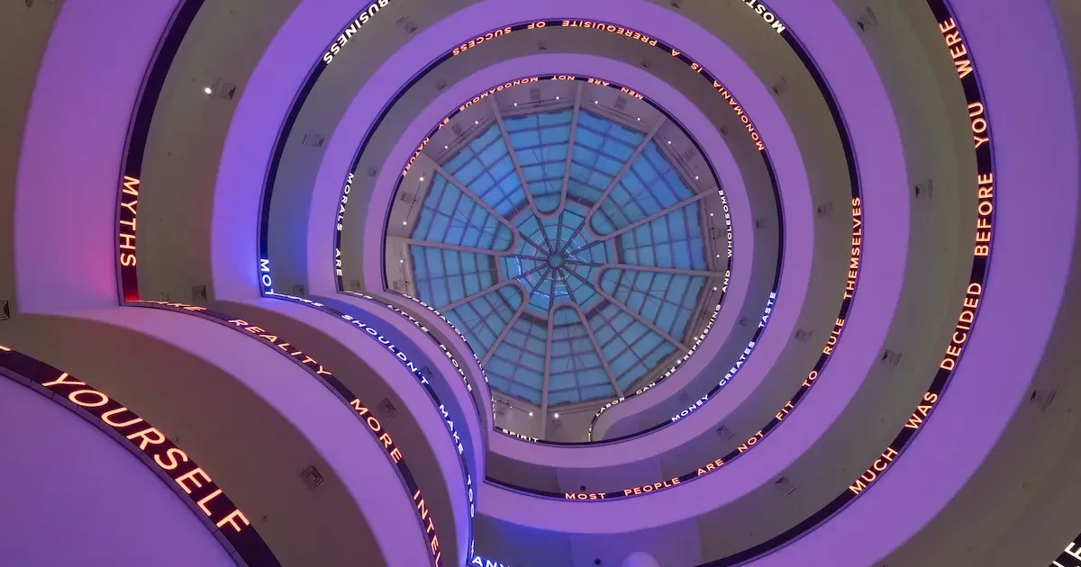 ことば」とアートについての考察──ジェニー・ホルツァーの最新展示に