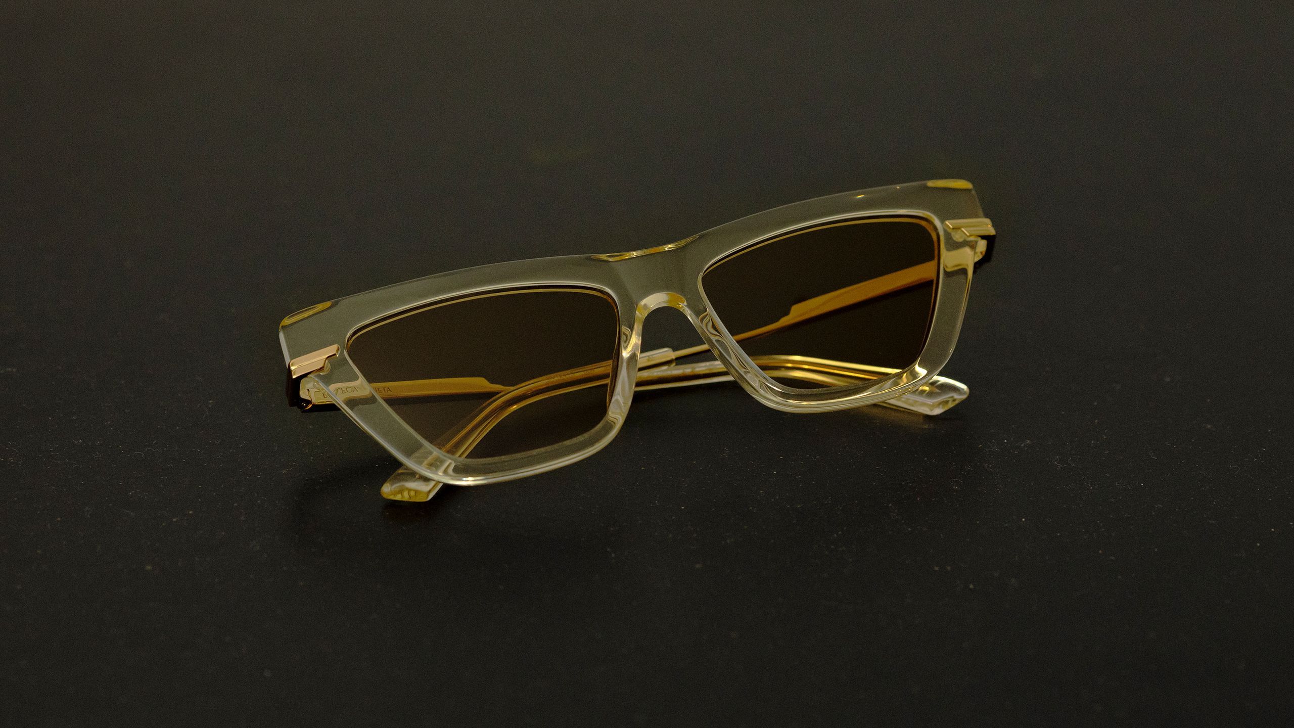 今年のサングラスは、“キャットアイ”しかない！──2023年、春の