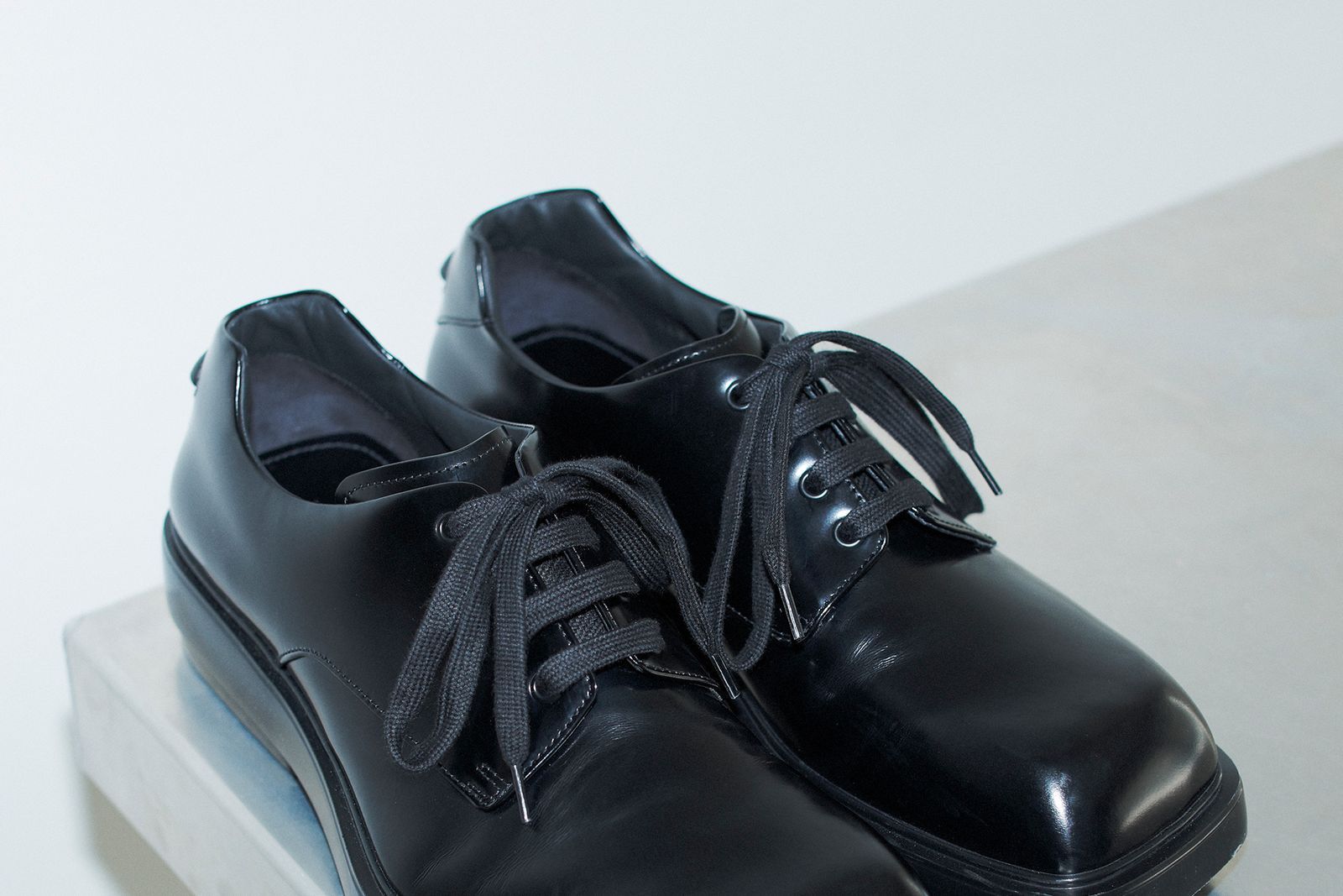 プラダのレザーシューズがよりシャープに進化した！──特集：今どき顔