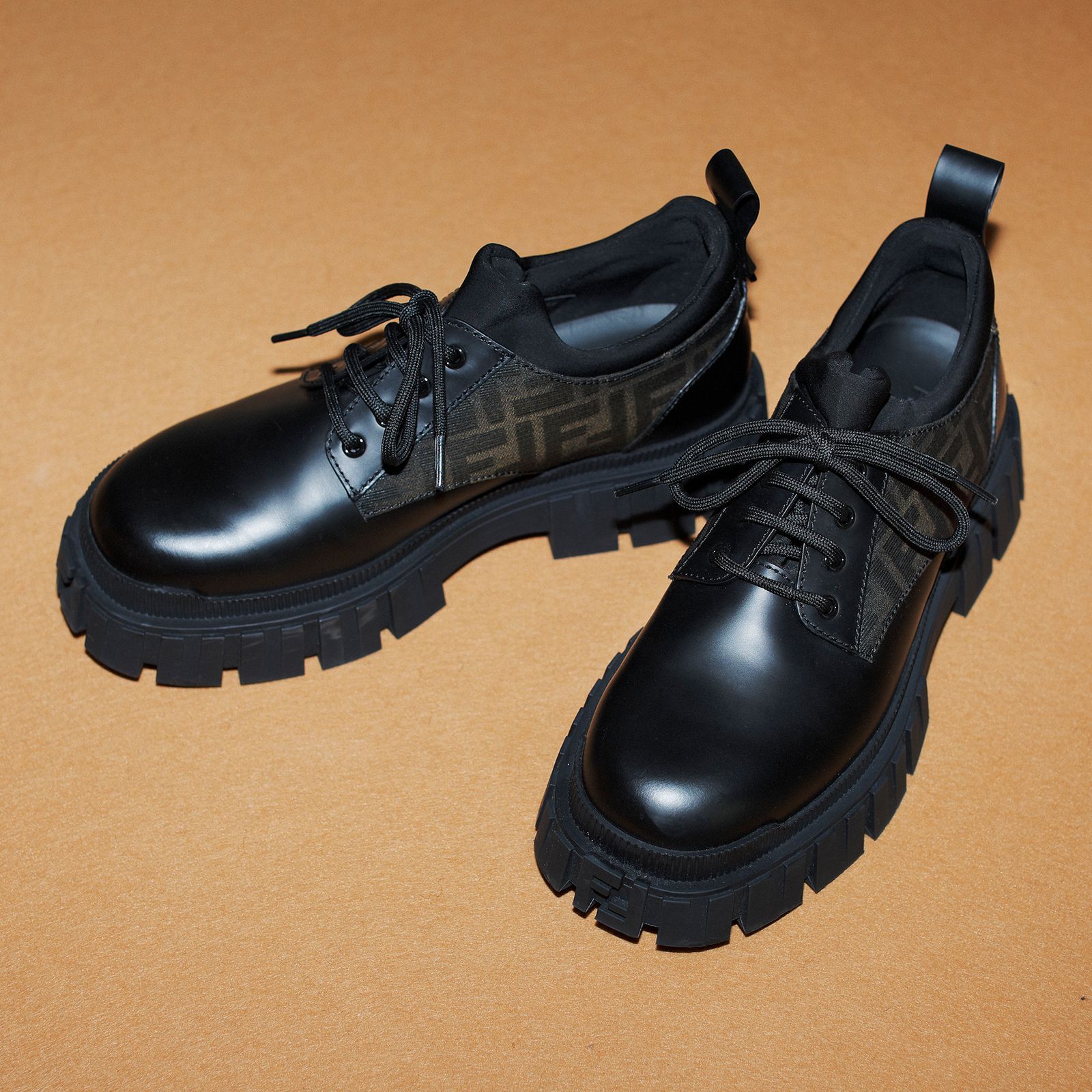 フォーマルにもカジュアルにもフィットする、フェンディの万能シューズ