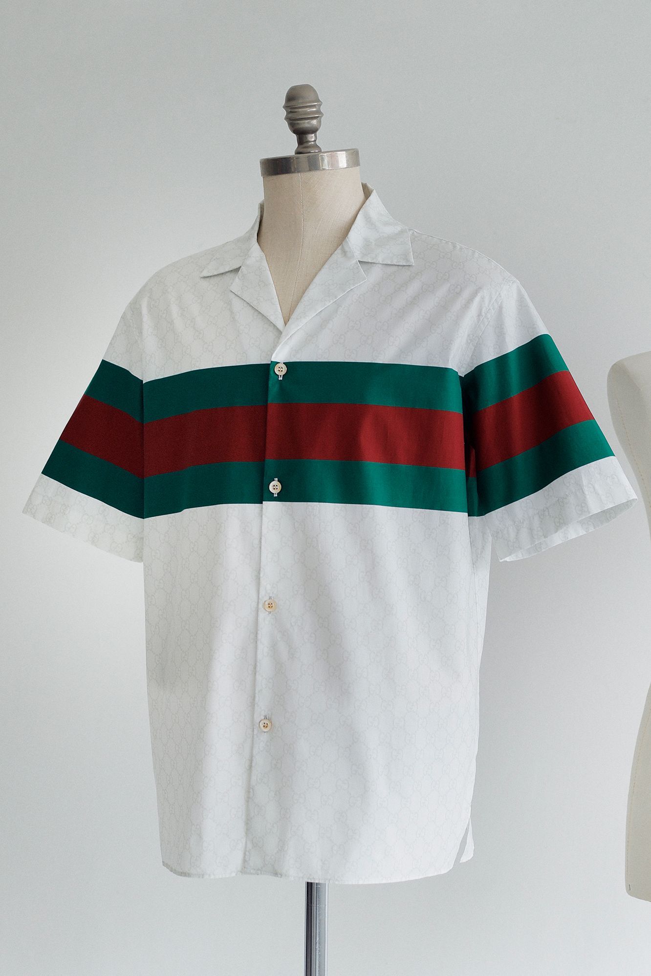 ブランドのアイコンを現代的に再解釈したグッチ──春に使える白シャツ