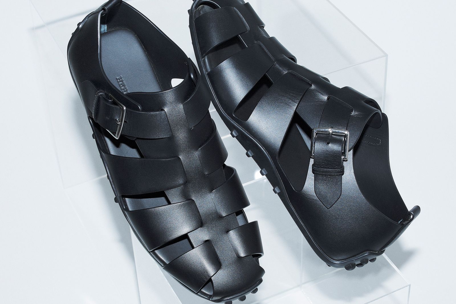 上品なマスキュリニティで魅了するエルメス──2024年夏、サンダルの