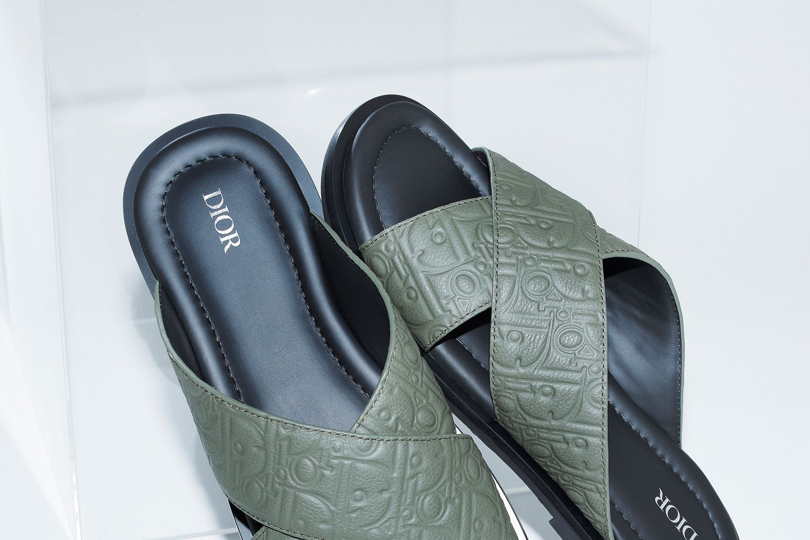 主役級の存在感で魅せるディオール──2024年夏、サンダルの正解 | GQ