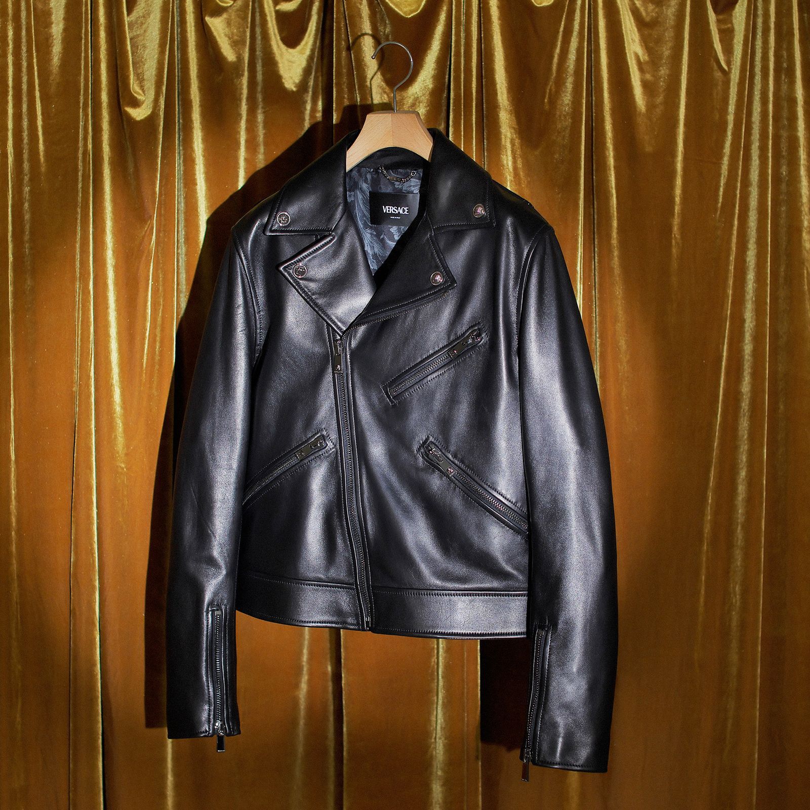 しなやかな力強さをレザーで表現したヴェルサーチェ──特集：冬