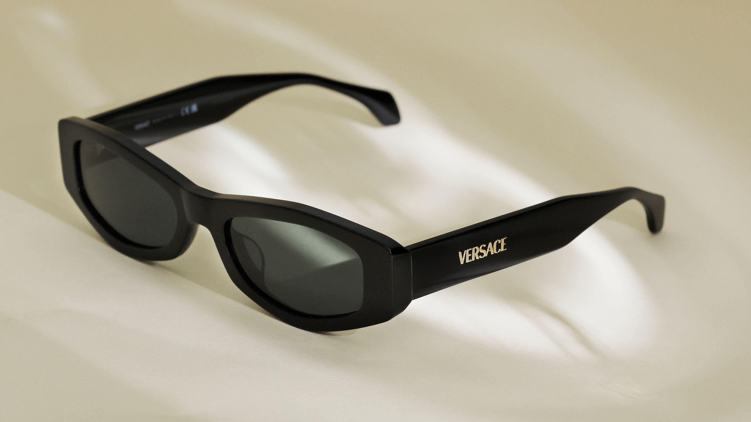 ボールドなブラックフレームで、大胆に引き付けるヴェルサーチェ──夏