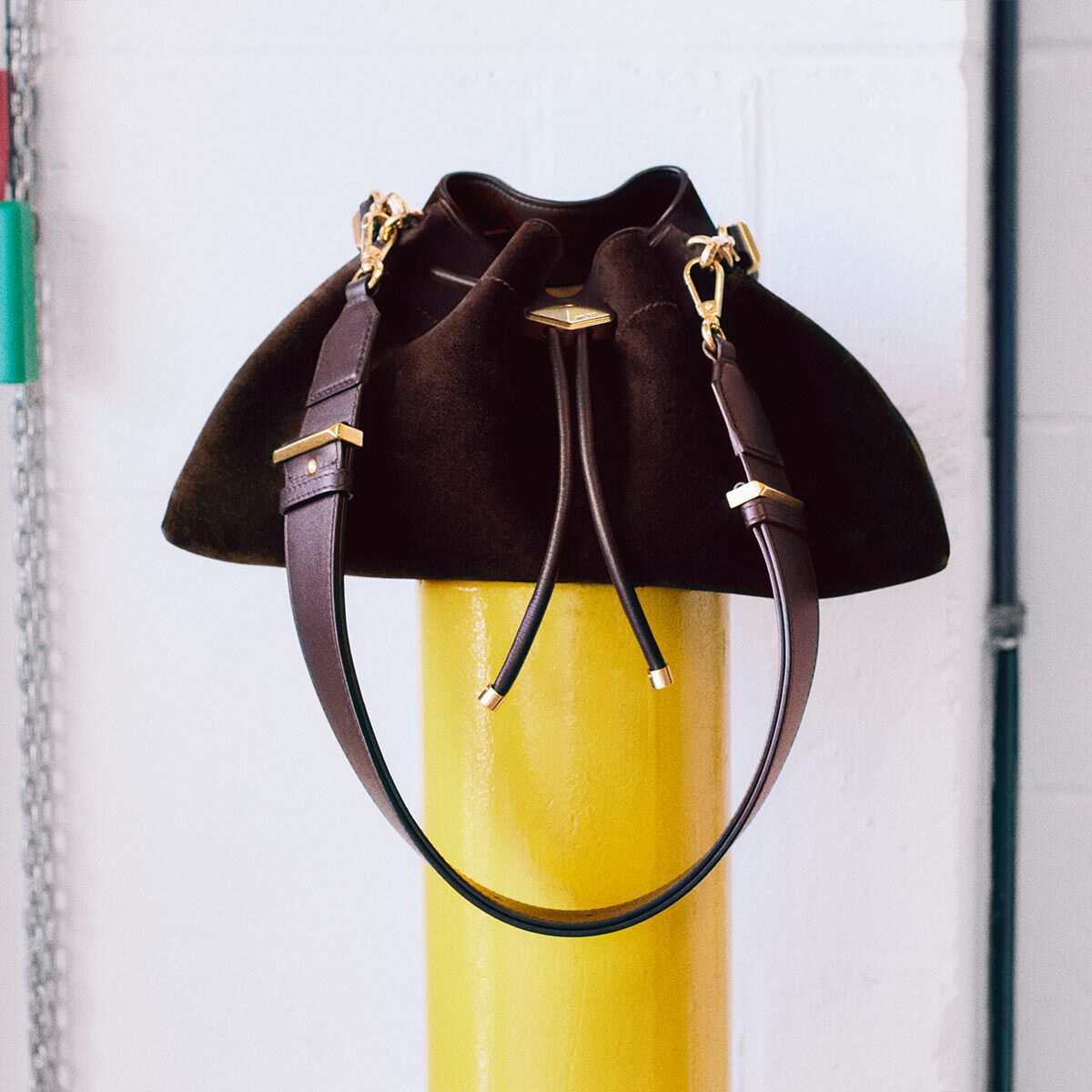 コーヒーカラーのスエードを使用したジミー チュウのショルダーバッグ
