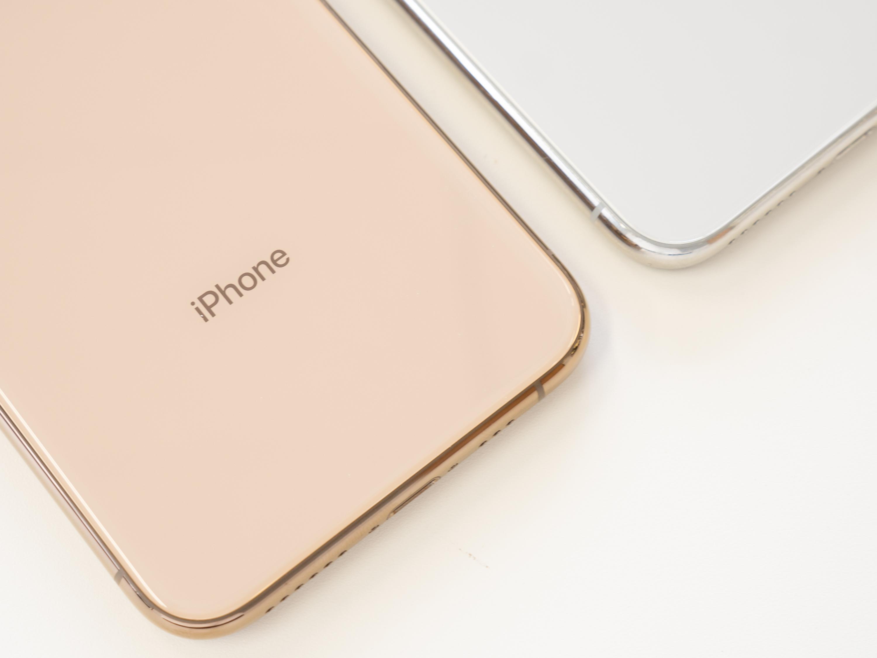 iPhone XS アンボックス：光によって印象を変える、贅沢なフラッグ