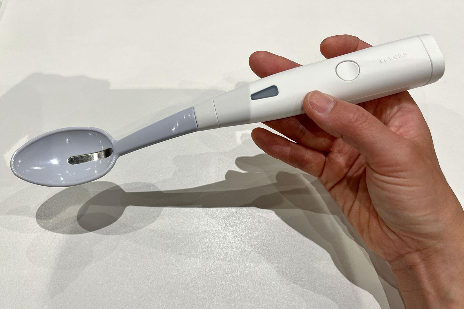 電気味覚”で料理のうま味と塩味を増強するスプーン。実際に使ってみた