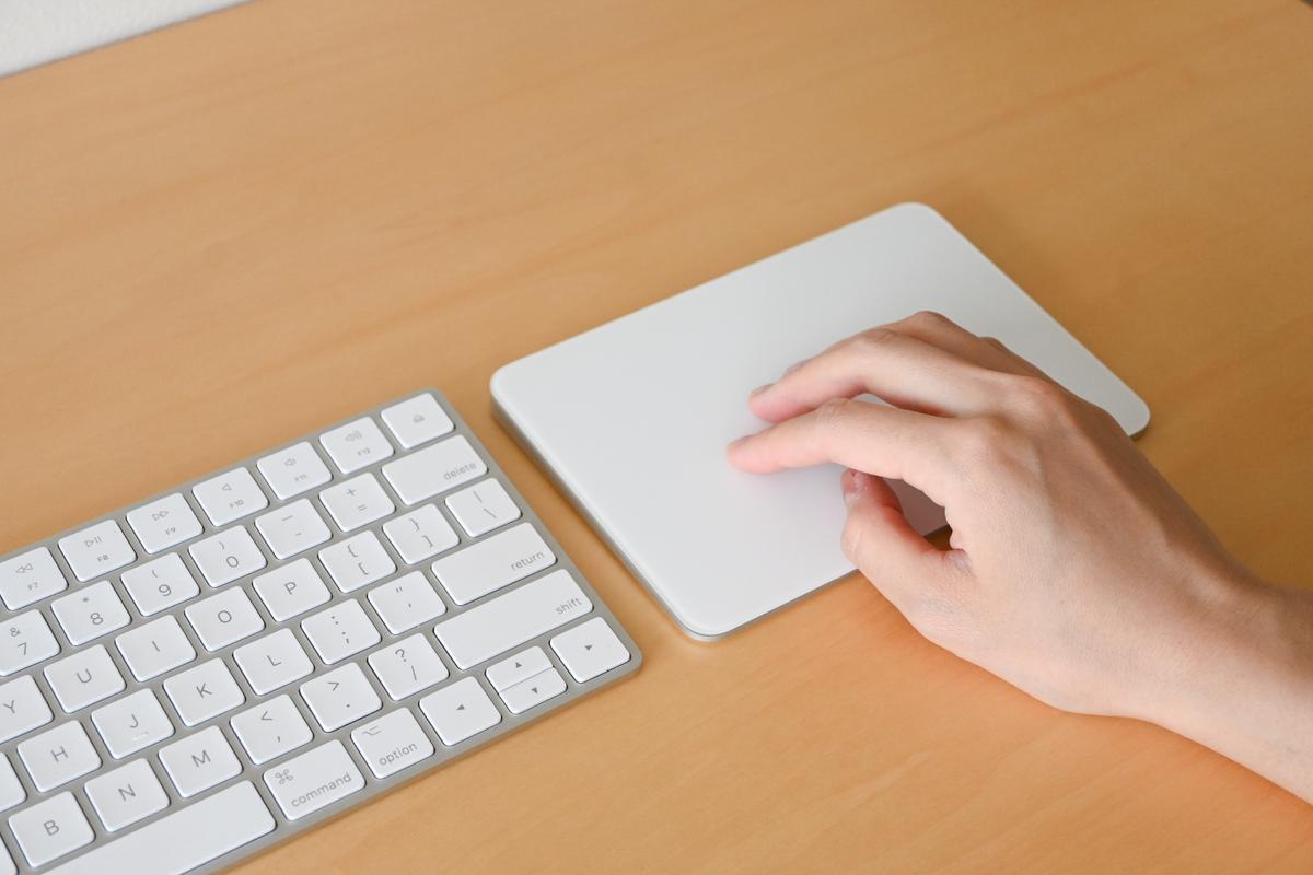 Appleの｢Magic Trackpad｣で、狭い机でも快適に作業できるようになった