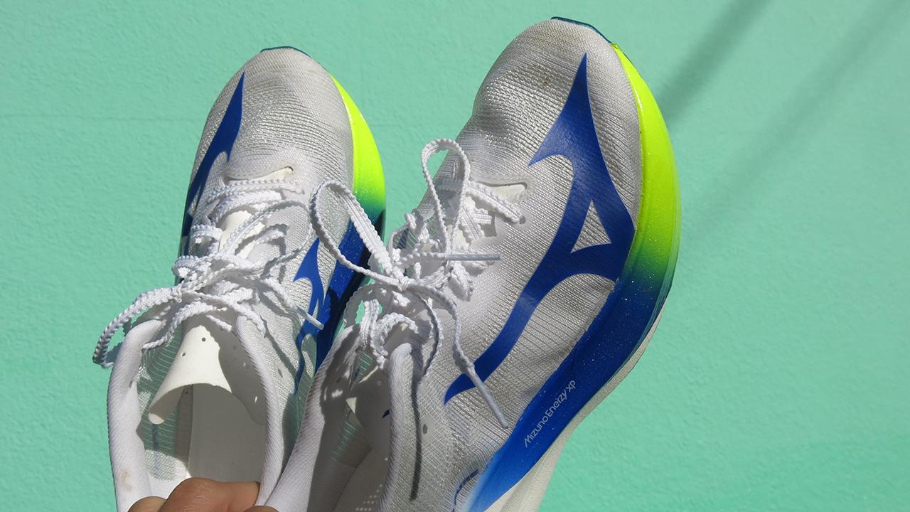 カーボンプレート搭載でわずか約137g。ミズノの本気を感じる厚底