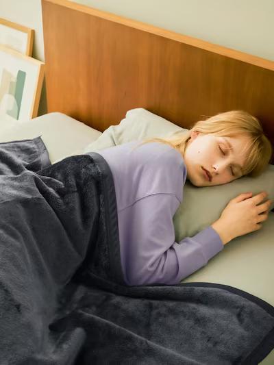 ユニクロが作った毛布｢ヒートテックモウフ｣でぬくぬくに包まれる