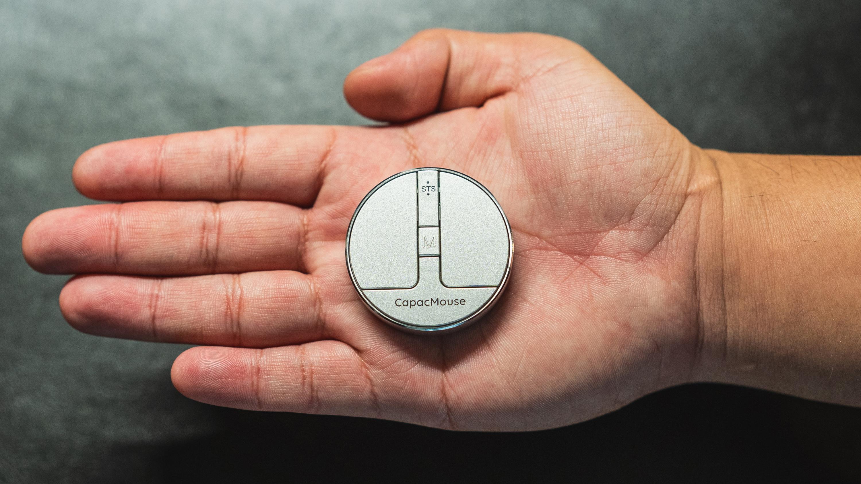 コインサイズなのに操作性も良し。「キャパックマウスNEO」が外出や