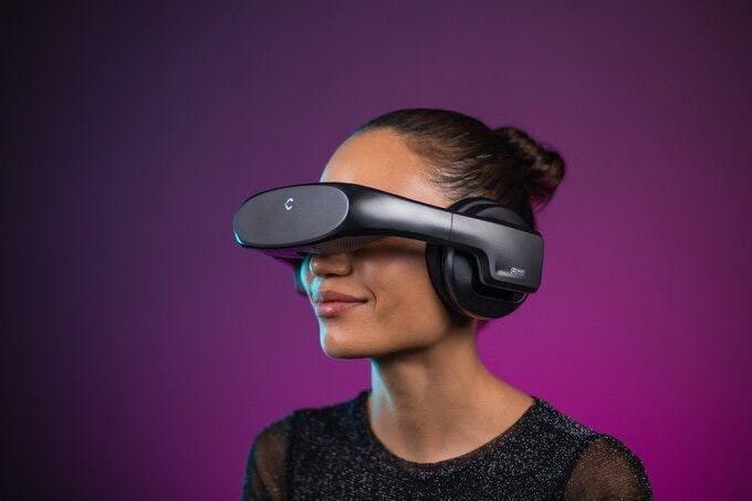 持ち歩ける映画館!?マイクロOLED搭載の超スリムなヘッドマウント