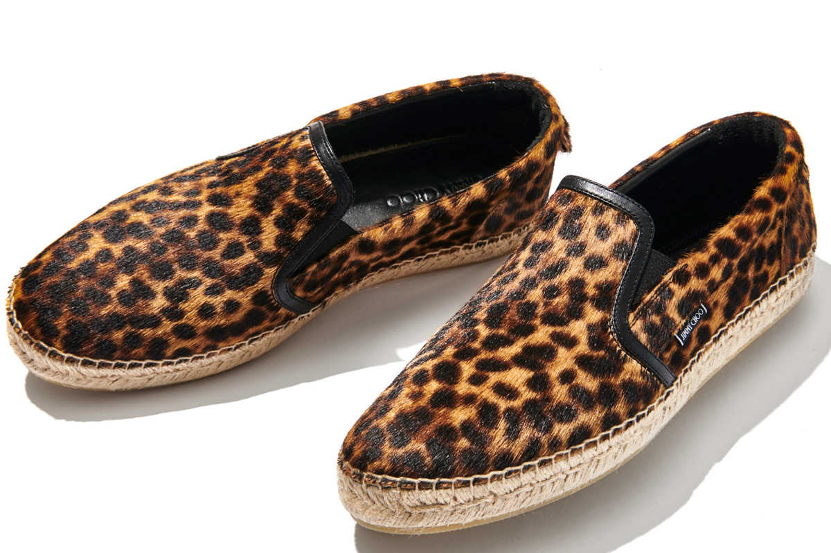 スリッポンが〈ジミー チュウ〉になると、 大人カジュアルはどう変わる