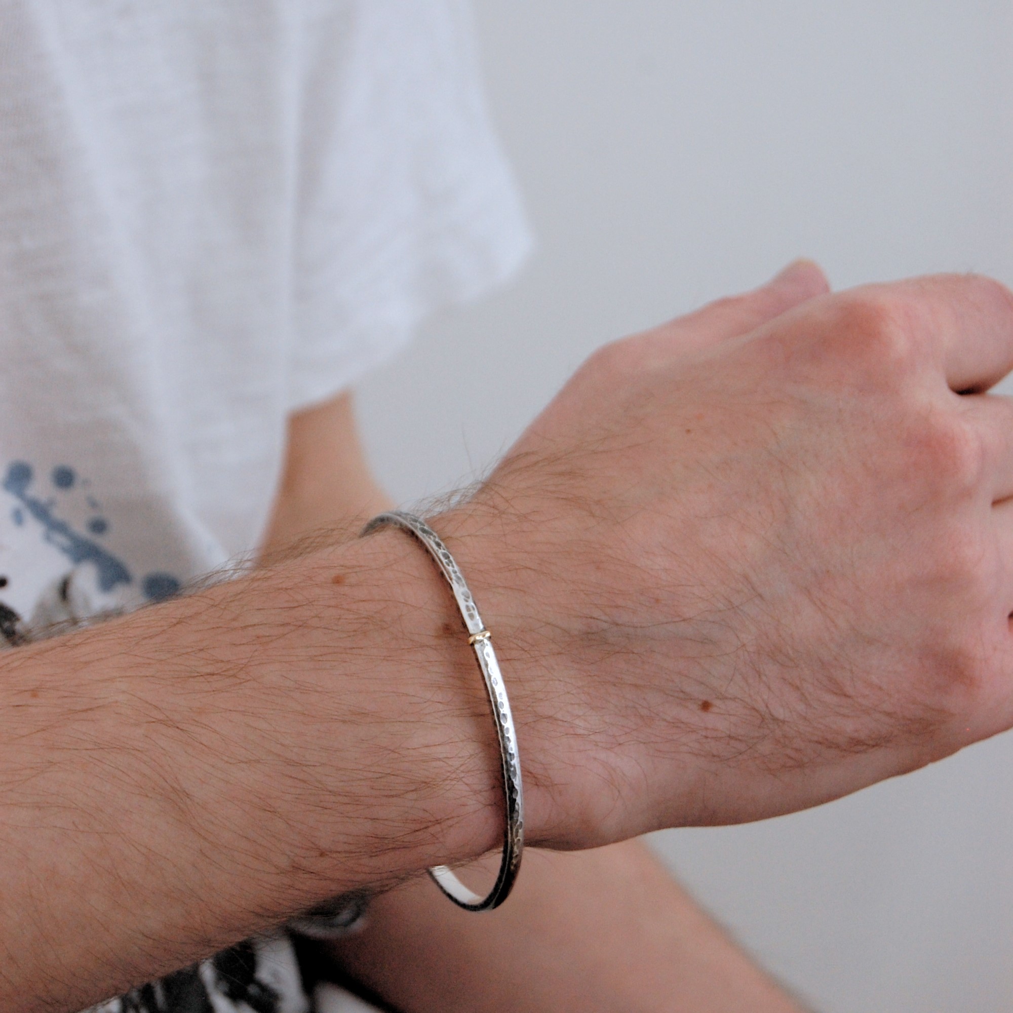 SV925 シルバーと金の槌目バングル - Megumi Nishikawa Jewelry