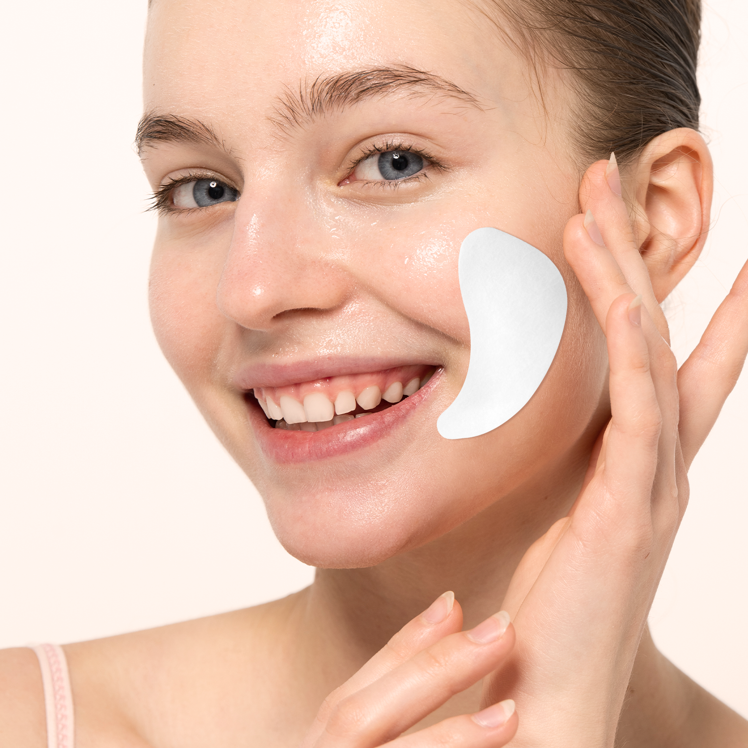 Revolutionary Micropoint Patches for Smoother Smile Lines | Megelin