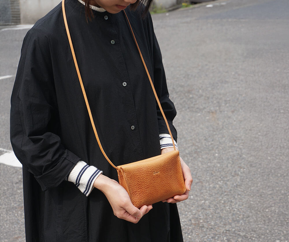 イタリアン・オイルレザー 『ペティ・ポーチ(マキシマム)』| イボーナ