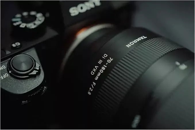 Lente Tamron 70-180mm f/2.8 Di III VXD para Sony E