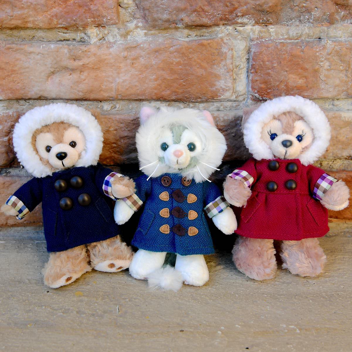 ふわもこフード付きコートがかわいい！ダッフィー2017冬ぬいぐるみバッジ -