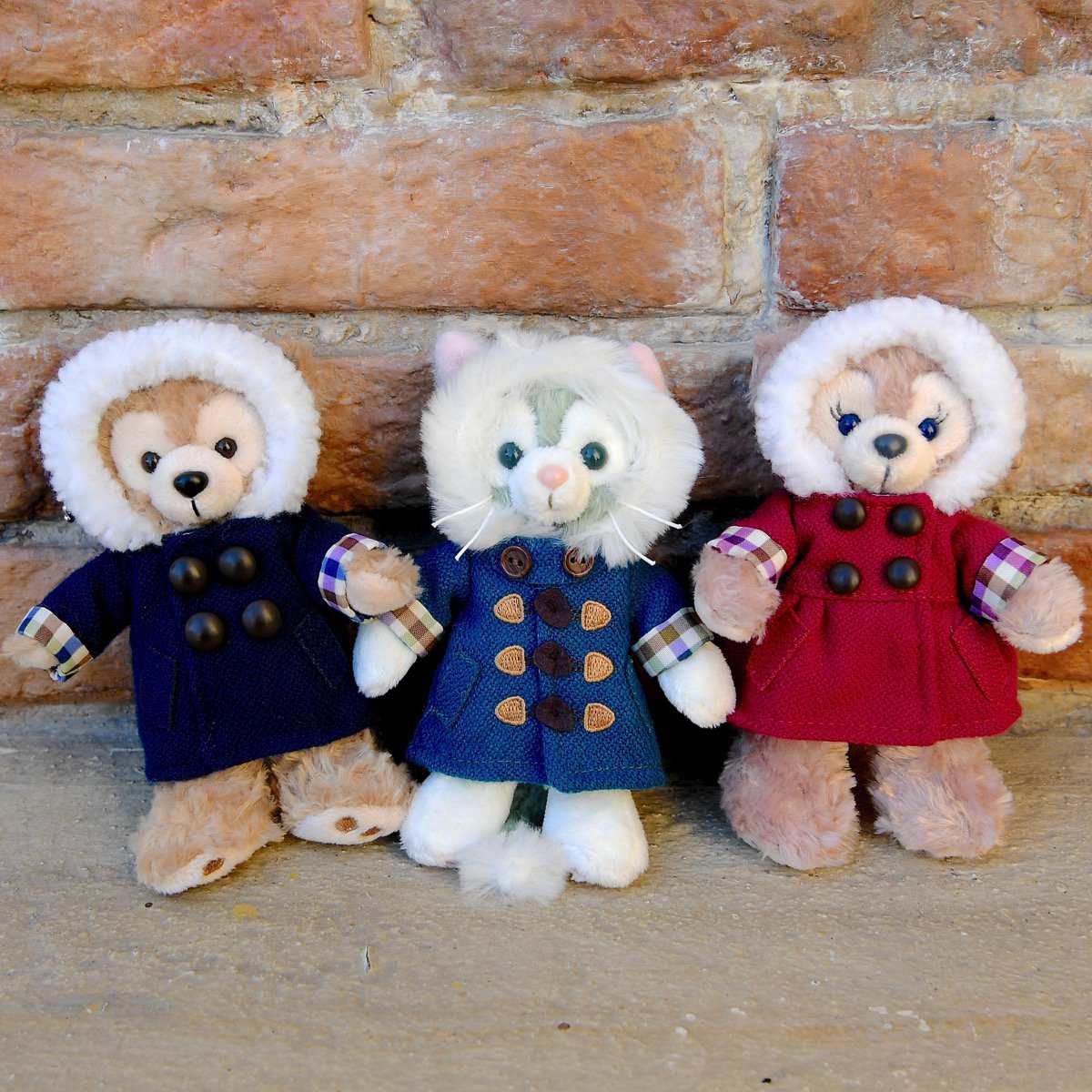 ふわもこフード付きコートがかわいい！ダッフィー2017冬ぬいぐるみバッジ -