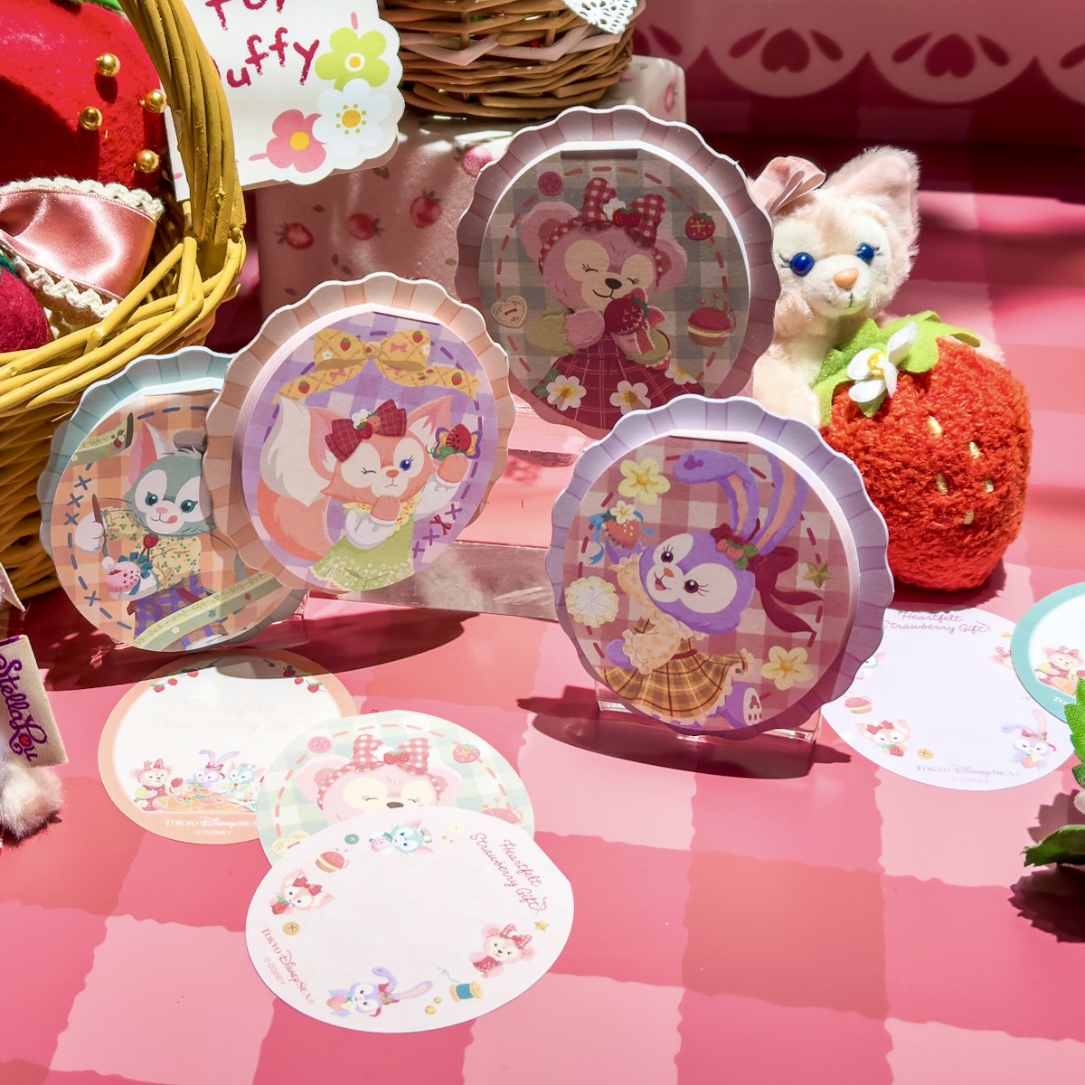 いちごを抱えた姿もかわいい！