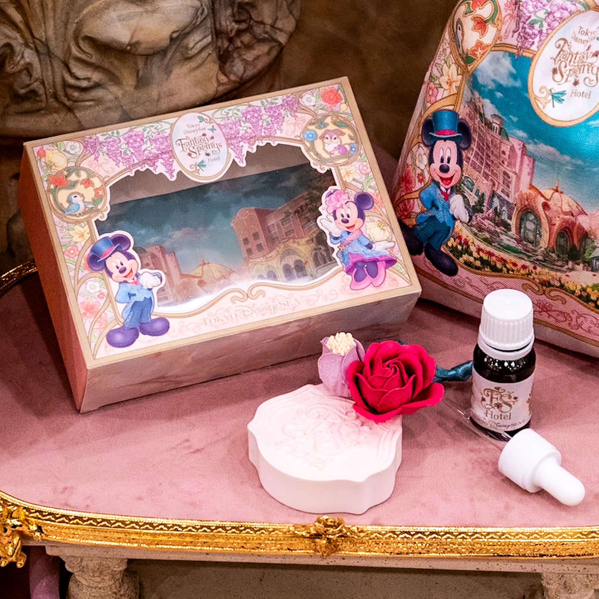 客室の壁画をモチーフにしたタペストリーも！東京ディズニーシー