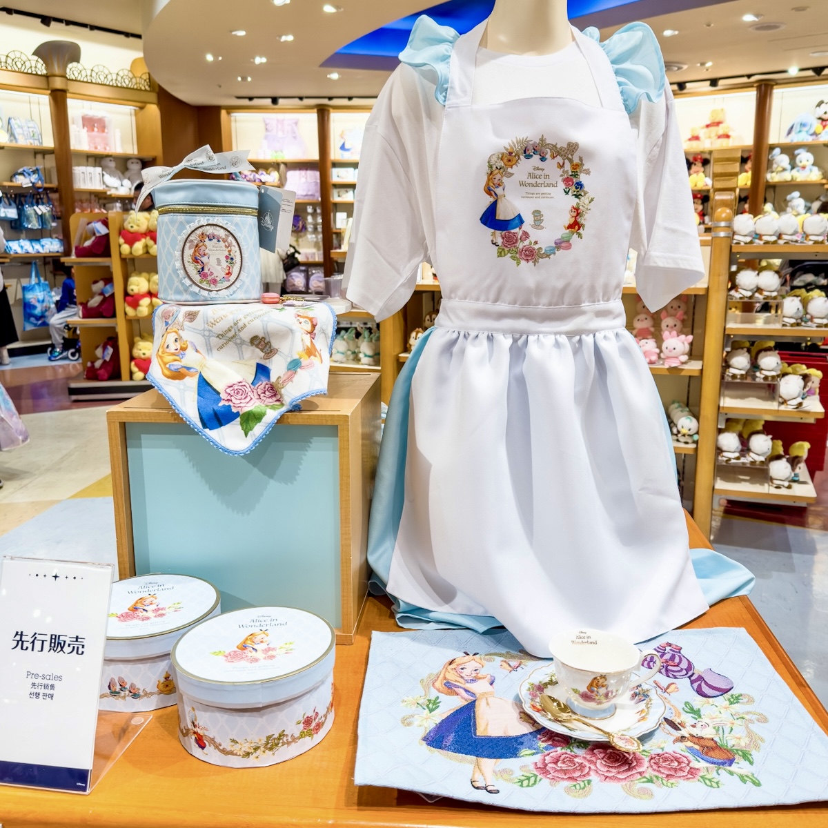 爽やかな水色を基調としたクラシカルなデザイン！ディズニーストア