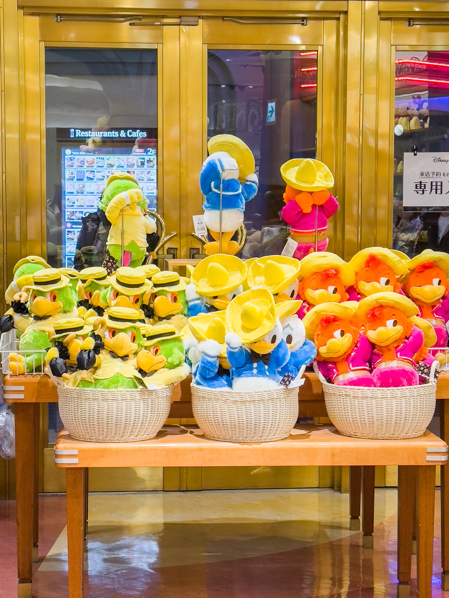 アラクアン・バードも登場！ディズニーストア『三人の騎士』THE THREE