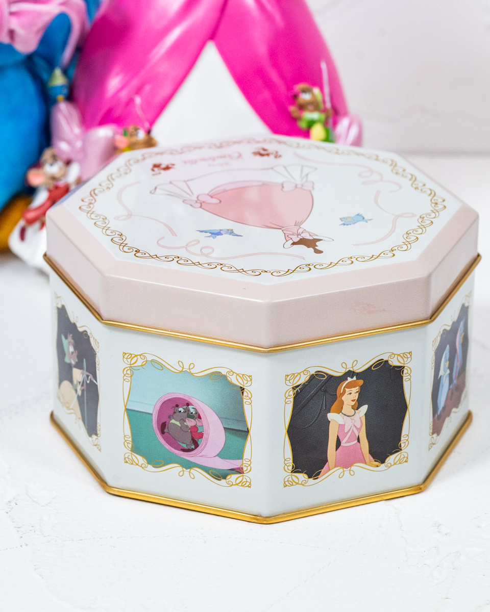 青い鳥やネズミたちがドレスをリメイクするシーンがモチーフ