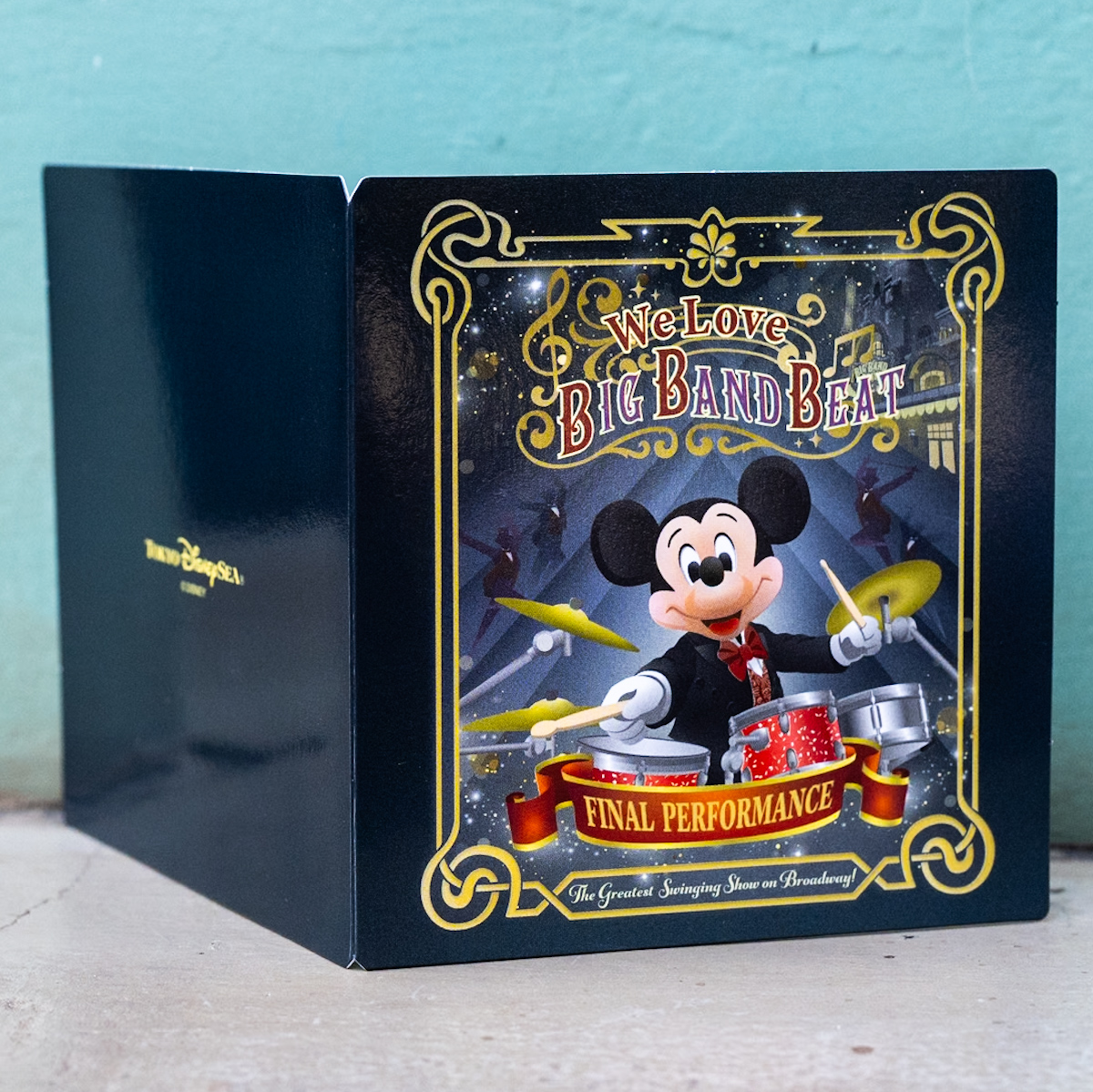 付属のキャラクター写真が毎月変わる！東京ディズニーシー「We Love