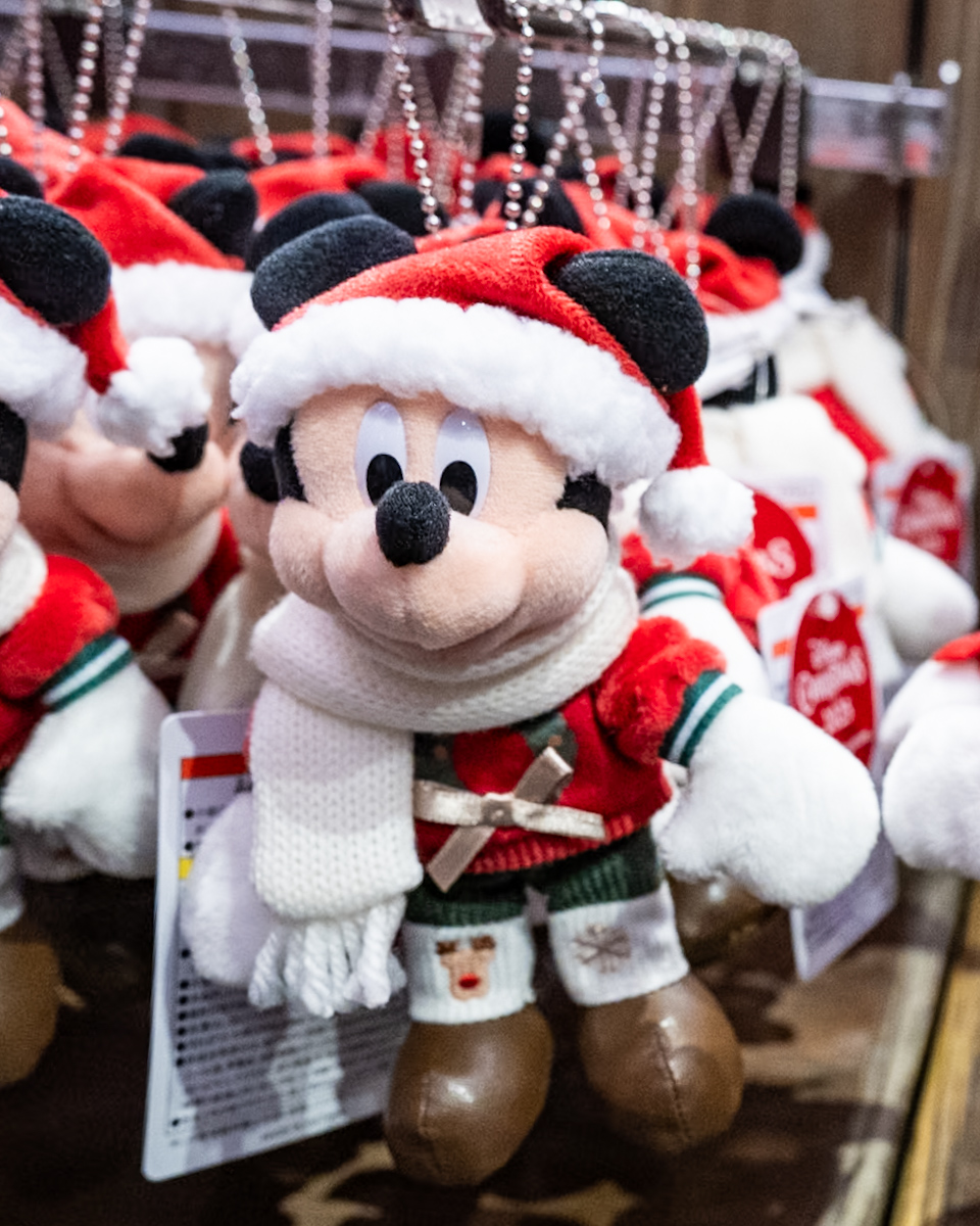 クリスマスの飾り付けを手伝うミッキーたちをデザイン！東京ディズニー